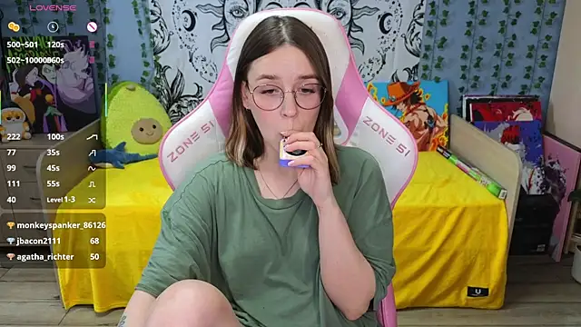 Snapshot of Sweet_frosti chatting on March 18, 2025, 4:58 am Sweet frosti online show from March 18, 2025, 4:58 am