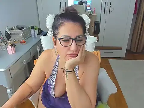 karenncougar online show from February 8, 2025, 5:50 pm