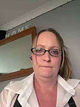 HoneyBluex online show from February 26, 2026, 1:10 pm