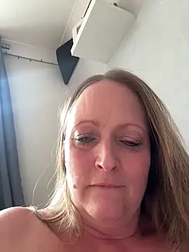 Snapshot of HoneyBluex chatting on April 9, 2026, 12:10 pm HoneyBluex online show from April 9, 2026, 12:10 pm