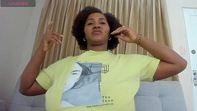 Snapshot of AliciaMiilf chatting on September 25, 2025, 10:46 pm AliciaMiilf online show from September 25, 2025, 10:46 pm