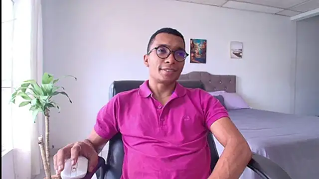 Snapshot of Aaronblack1_ chatting on July 7, 2026, 5:39 pm Aaronblack1 online show from July 7, 2026, 5:39 pm