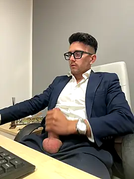 Snapshot of masterboss_ chatting on October 3, 2025, 11:40 am masterboss  online show from October 3, 2025, 11:40 am