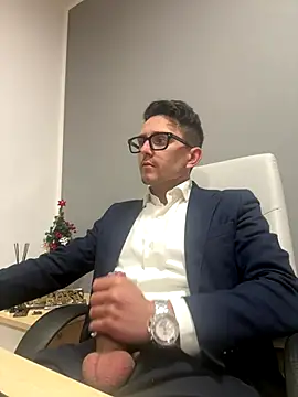 Snapshot of masterboss_ chatting on December 19, 2025, 12:45 pm masterboss online show from December 19, 2025, 12:45 pm