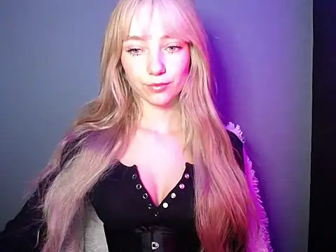 LuciaYoung online show from November 13, 2025, 7:29 am