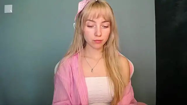 LuciaYoung online show from April 25, 2026, 12:08 pm