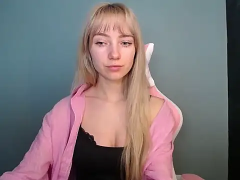 LuciaYoung online show from April 27, 2026, 6:44 am