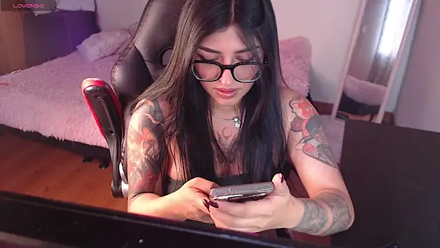 MissDennise online show from September 18, 2025, 4:42 pm