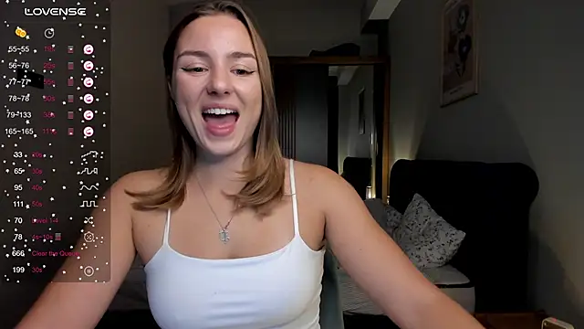 Snapshot of ThreeshaWhite chatting on October 15, 2025, 4:29 pm ThreeshaWhite online show from October 15, 2025, 4:29 pm