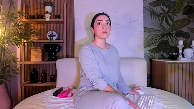 LIAH IZUMI online show from May 8, 2026, 1:16 pm