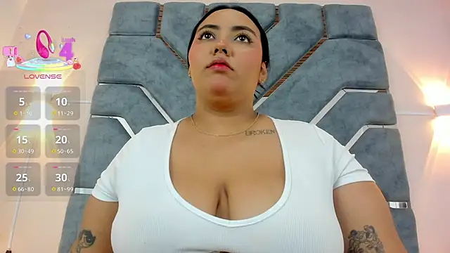 LucciaPorter online show from November 6, 2025, 9:37 pm