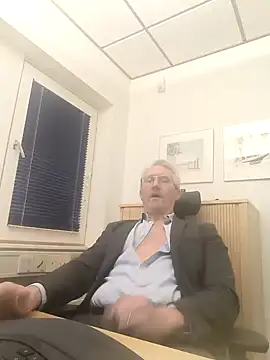 tom-swede online show from January 7, 2025, 3:33 pm