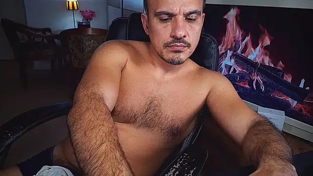 Snapshot of officeman7 chatting on December 11, 2024, 8:18 pm officeman7 online show from December 11, 2024, 8:18 pm