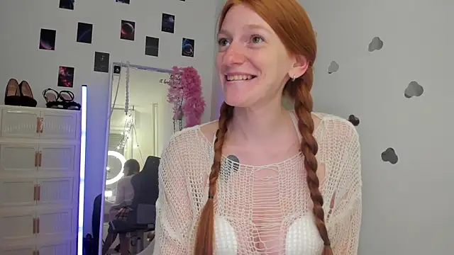 Aliceginger99 online show from May 19, 2026, 1:28 pm