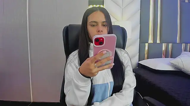 ChloeHarper  online show from June 21, 2026, 11:46 am