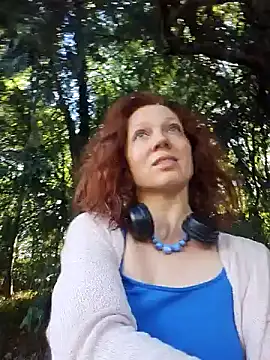 Snapshot of Exhibitionsplit chatting on September 29, 2025, 11:48 am Exhibitionsplit online show from September 29, 2025, 11:48 am