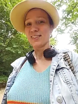 Snapshot of Exhibitionsplit chatting on September 30, 2025, 11:59 am Exhibitionsplit online show from September 30, 2025, 11:59 am