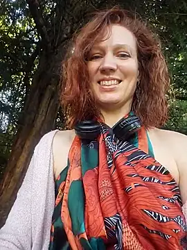 Snapshot of Exhibitionsplit chatting on October 1, 2025, 2:34 pm Exhibitionsplit online show from October 1, 2025, 2:34 pm