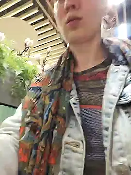 Snapshot of Exhibitionsplit chatting on May 18, 2026, 2:01 pm Exhibitionsplit online show from May 18, 2026, 2:01 pm