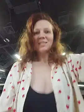 Snapshot of Exhibitionsplit chatting on May 31, 2026, 12:23 pm Exhibitionsplit online show from May 31, 2026, 12:23 pm