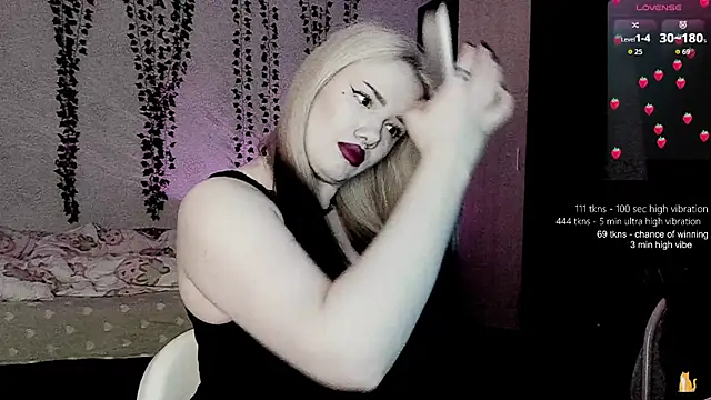 Snapshot of strawberry_elfcat chatting on April 24, 2026, 2:14 am strawberry elfcat online show from April 24, 2026, 2:14 am