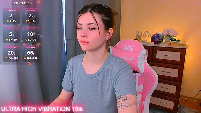 Snapshot of cutie_mili chatting on September 16, 2025, 7:42 am cutie mili online show from September 16, 2025, 7:42 am