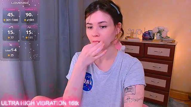 Snapshot of cutie_mili chatting on October 6, 2025, 7:39 am cutie mili online show from October 6, 2025, 7:39 am