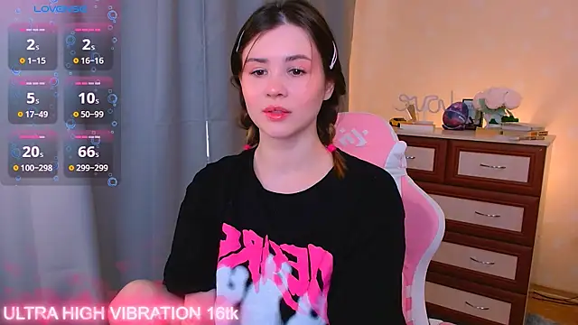 Snapshot of cutie_mili chatting on October 19, 2025, 7:09 am cutie mili online show from October 19, 2025, 7:09 am