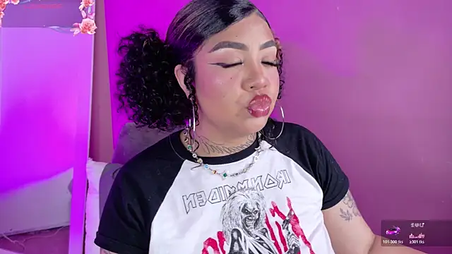 foxxy-lov3 online show from May 19, 2026, 4:13 pm
