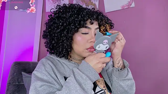 foxxy-lov3 online show from May 25, 2026, 1:39 pm