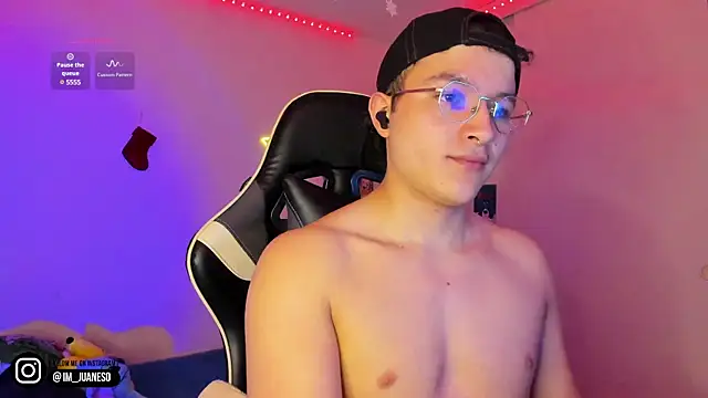 AustinSummerr online show from December 31, 2024, 12:57 pm