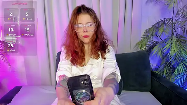 SophiePure online show from October 8, 2025, 8:39 pm