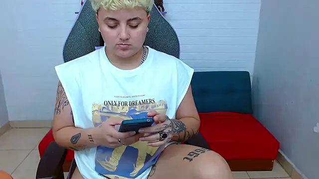 isabeautyx19 online show from December 18, 2024, 4:28 pm
