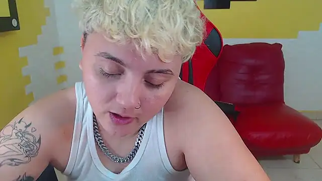 isabeautyx19 online show from December 23, 2024, 4:28 pm