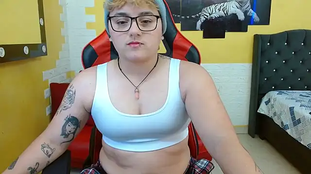 isabeautyx19 online show from September 12, 2025, 3:01 pm