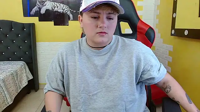 isabeautyx19 online show from September 19, 2025, 3:52 am