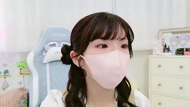 Snapshot of -minami- chatting on October 2, 2025, 12:01 pm -minami- online show from October 2, 2025, 12:01 pm