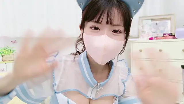 Snapshot of -minami- chatting on October 13, 2025, 12:16 pm -minami- online show from October 13, 2025, 12:16 pm