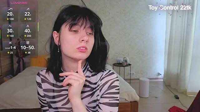 JulisSweet online show from June 15, 2026, 7:43 am