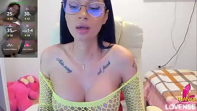 kissnicol32 online show from June 15, 2026, 3:03 pm