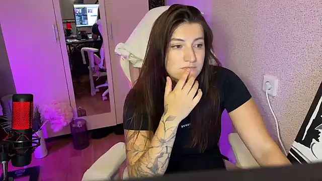 Katrin  kiss online show from November 3, 2025, 3:13 pm