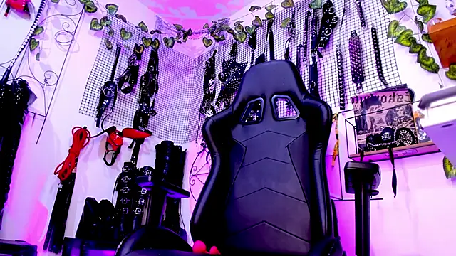 Agatha BDSM online show from February 17, 2026, 9:32 pm