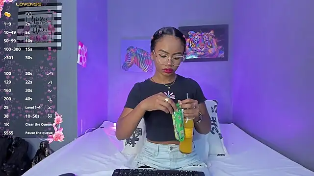 EmmaSmith06 online show from December 22, 2025, 5:10 pm