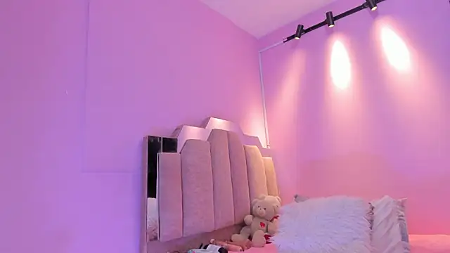 LoveQueen2 online show from October 2, 2025, 12:01 pm