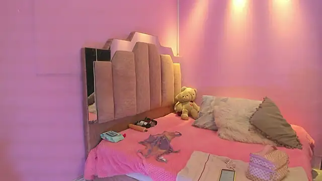 Snapshot of LoveQueen2 chatting on February 5, 2026, 12:10 pm LoveQueen2 online show from February 5, 2026, 12:10 pm