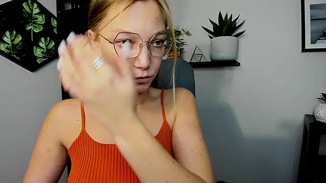 EmillyPlay online show from December 4, 2024, 10:35 am