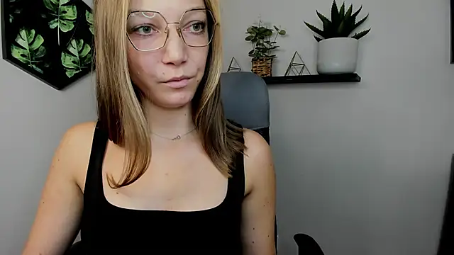EmillyPlay online show from December 6, 2024, 8:59 am