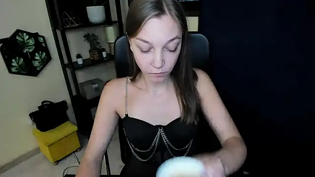 Snapshot of EmillyPlay chatting on October 21, 2025, 9:43 am EmillyPlay online show from October 21, 2025, 9:43 am