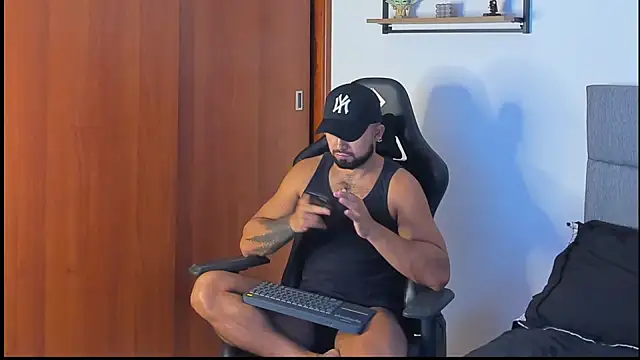 Snapshot of ethaanjones chatting on October 2, 2025, 7:43 pm ethaanjones online show from October 2, 2025, 7:43 pm