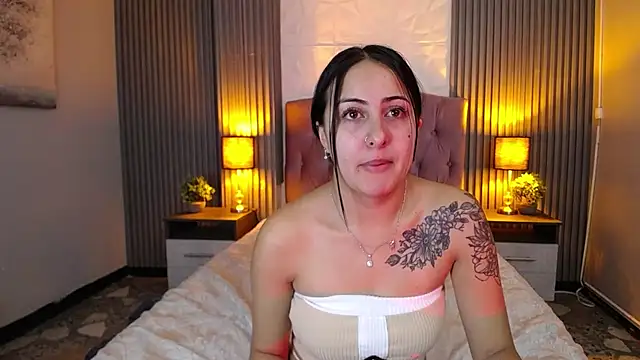 Snapshot of isabella_smith_ chatting on December 13, 2024, 7:43 pm isabella smith  online show from December 13, 2024, 7:43 pm